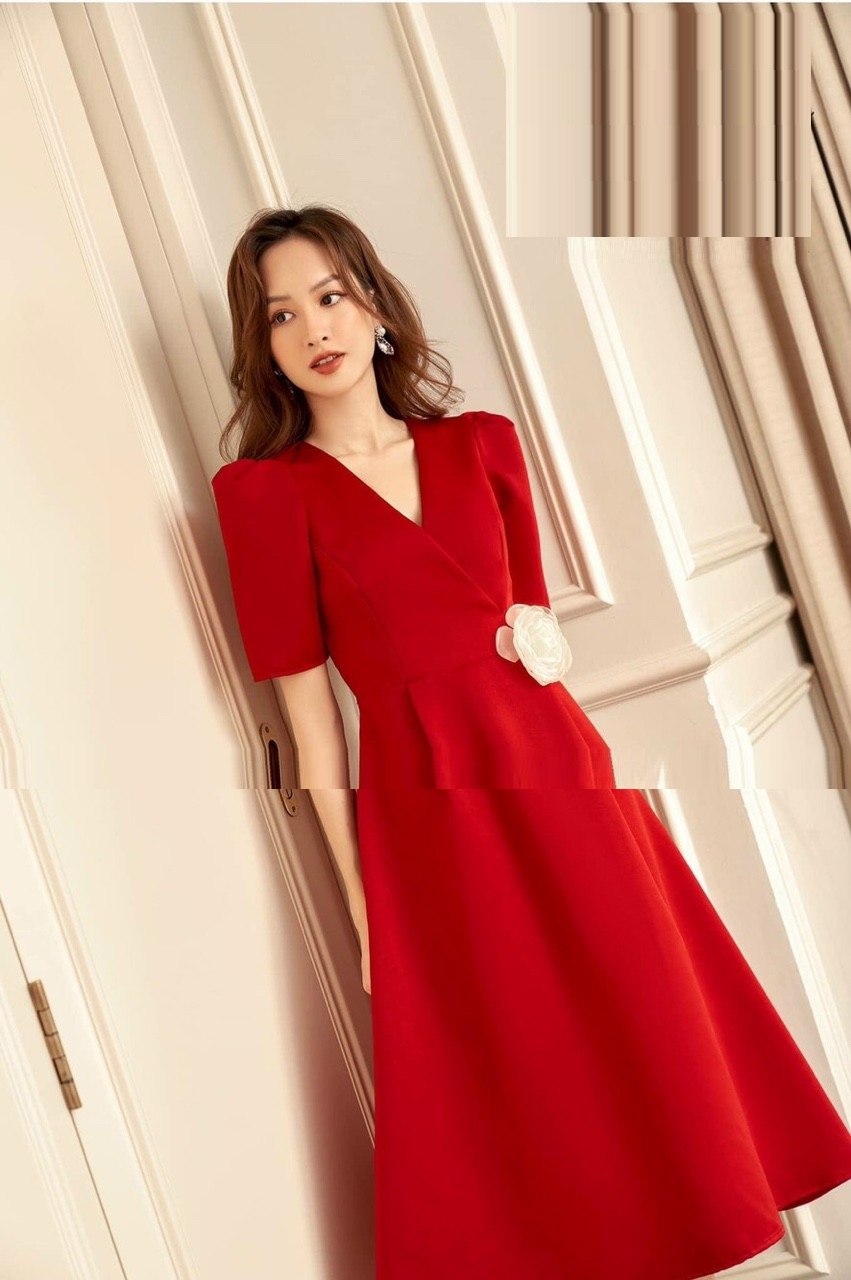 NHẸ NHÀNG, SANG TRỌNG CÓ TRONG MẪU ĐẦM TIỂU THƯ CỔ V, TAY LỮNG PHỒNG CÁCH ĐIỆU, HÀNG THIẾT KẾ LOẠI 1