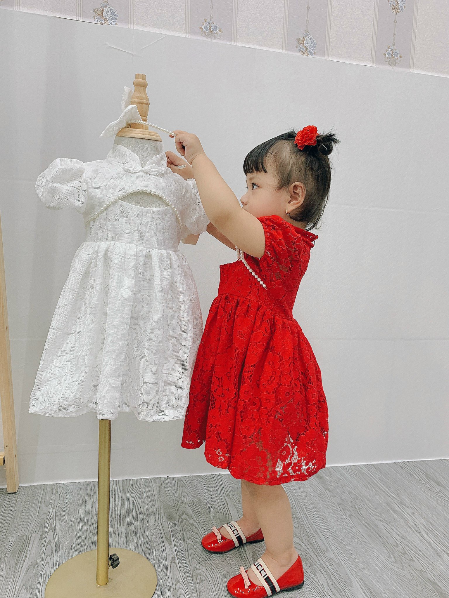 Váy Đỏ Ren Cổ Tàu Cho Bé Gái 4 - 18kg Tay Ngắn Xinh Xắn