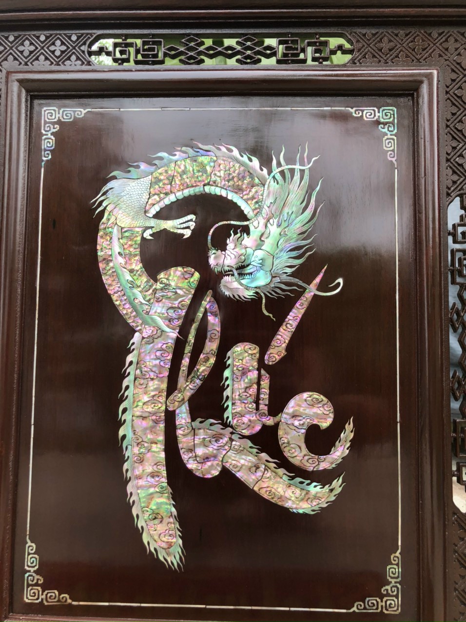 Tranh chữ phúc rồng hóa  khảm ốc đỏ kết hợp với vỏ bào ngư kt 60×50cm