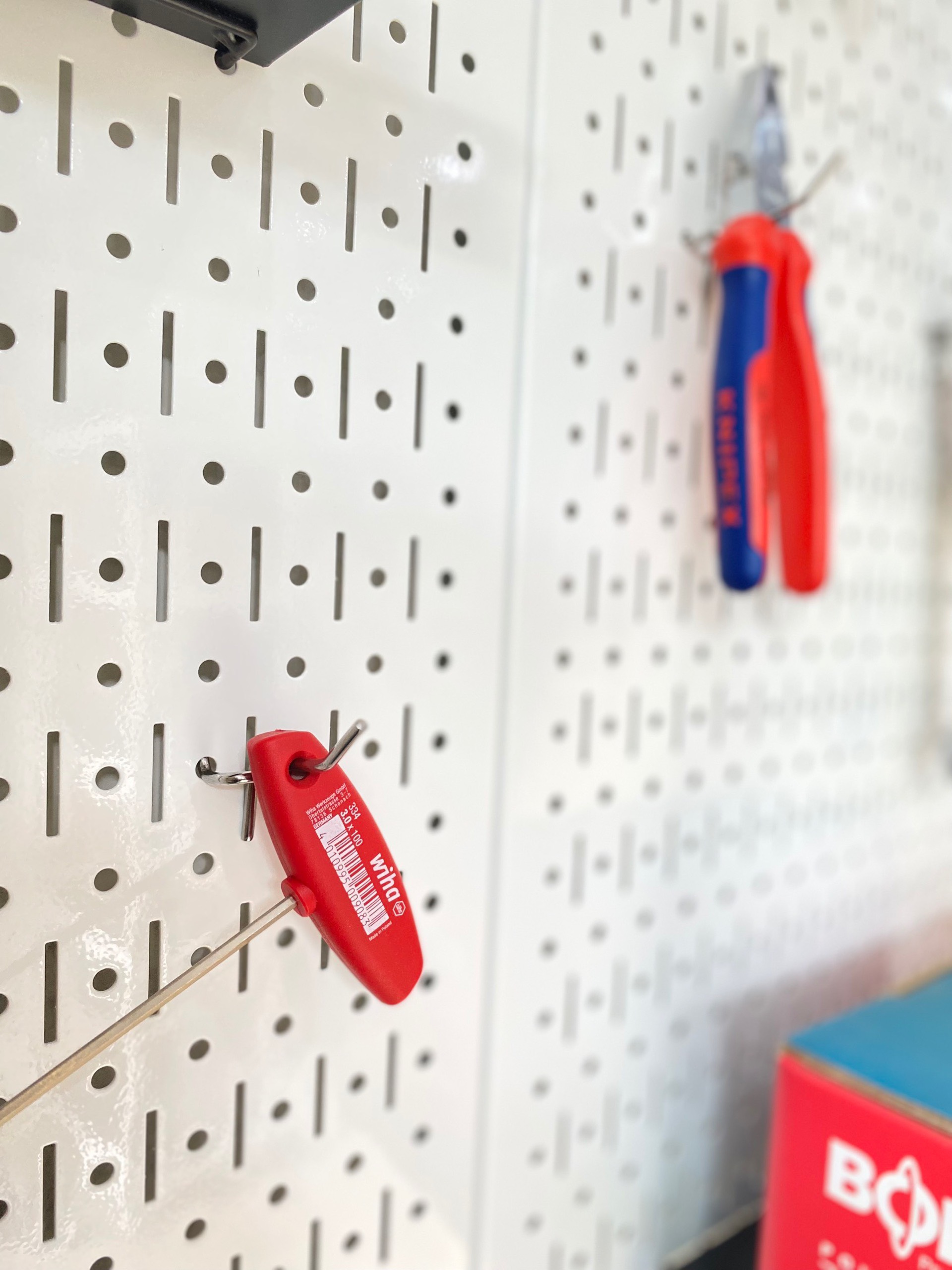 Tấm lưới đôi pegboard treo dọc màu trắng kèm phụ kiện treo