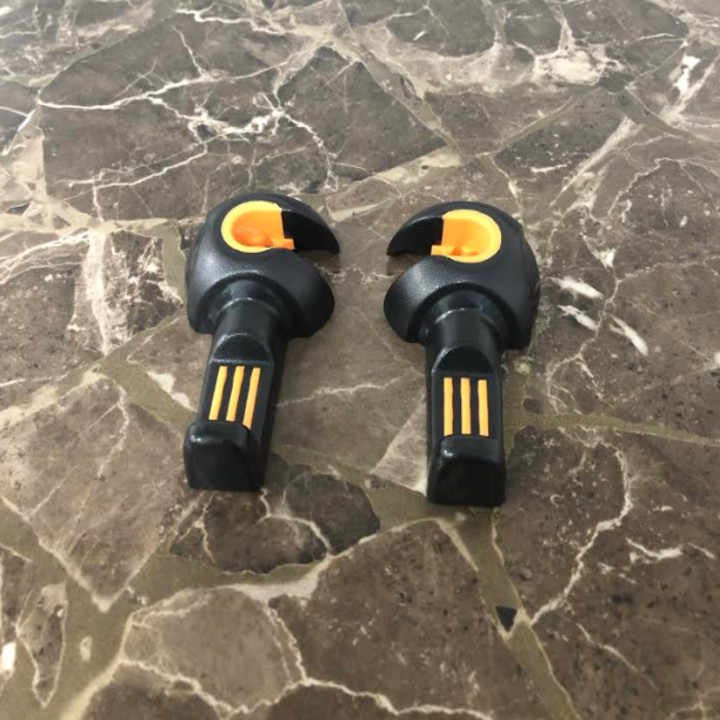 Bộ 2 chiếc móc treo đồ sau ghế xe ô tô, xe hơi Màu đen cam