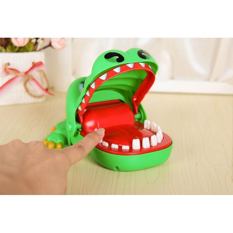 Trò Chơi Khám Răng Cá Sấu Cắn Tay Thử Tài Bé Yêu Vui Nhộn