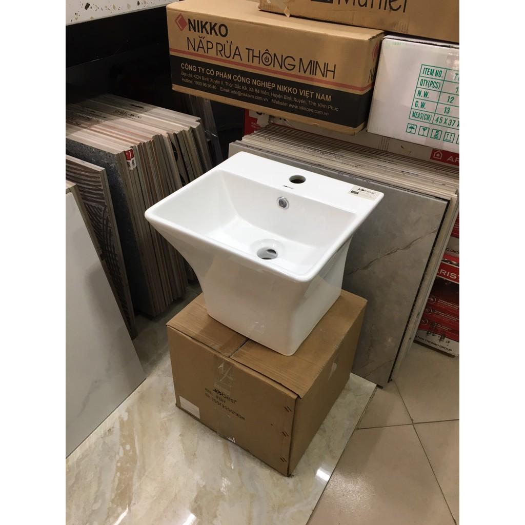 Combo Chậu lavabo rửa mặt treo tường liền chân vuông, kích thước nhỏ + vòi đồng đúc liền khối. Hàng cao cấp