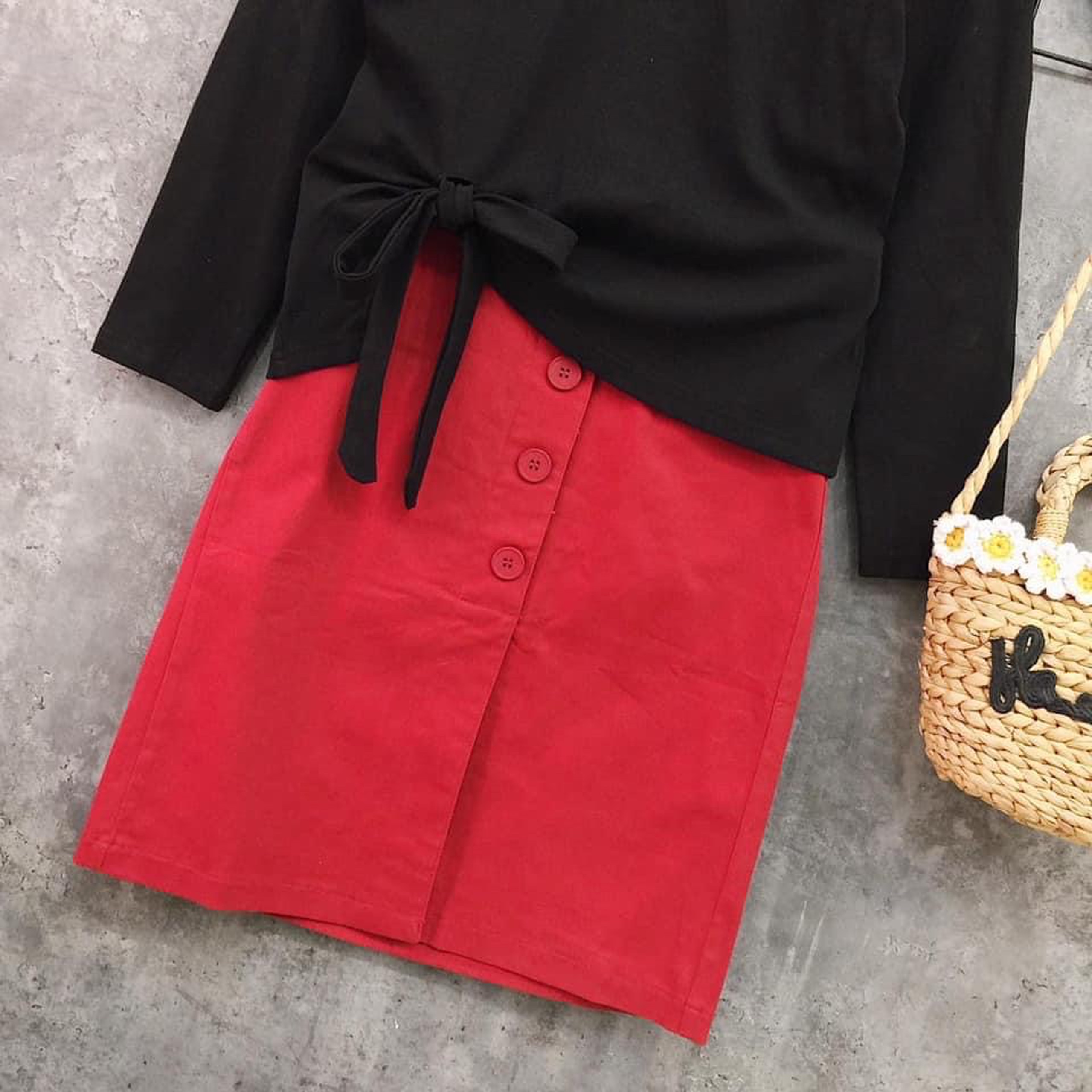 Set váy kaki đỏ phối áo thun đen
