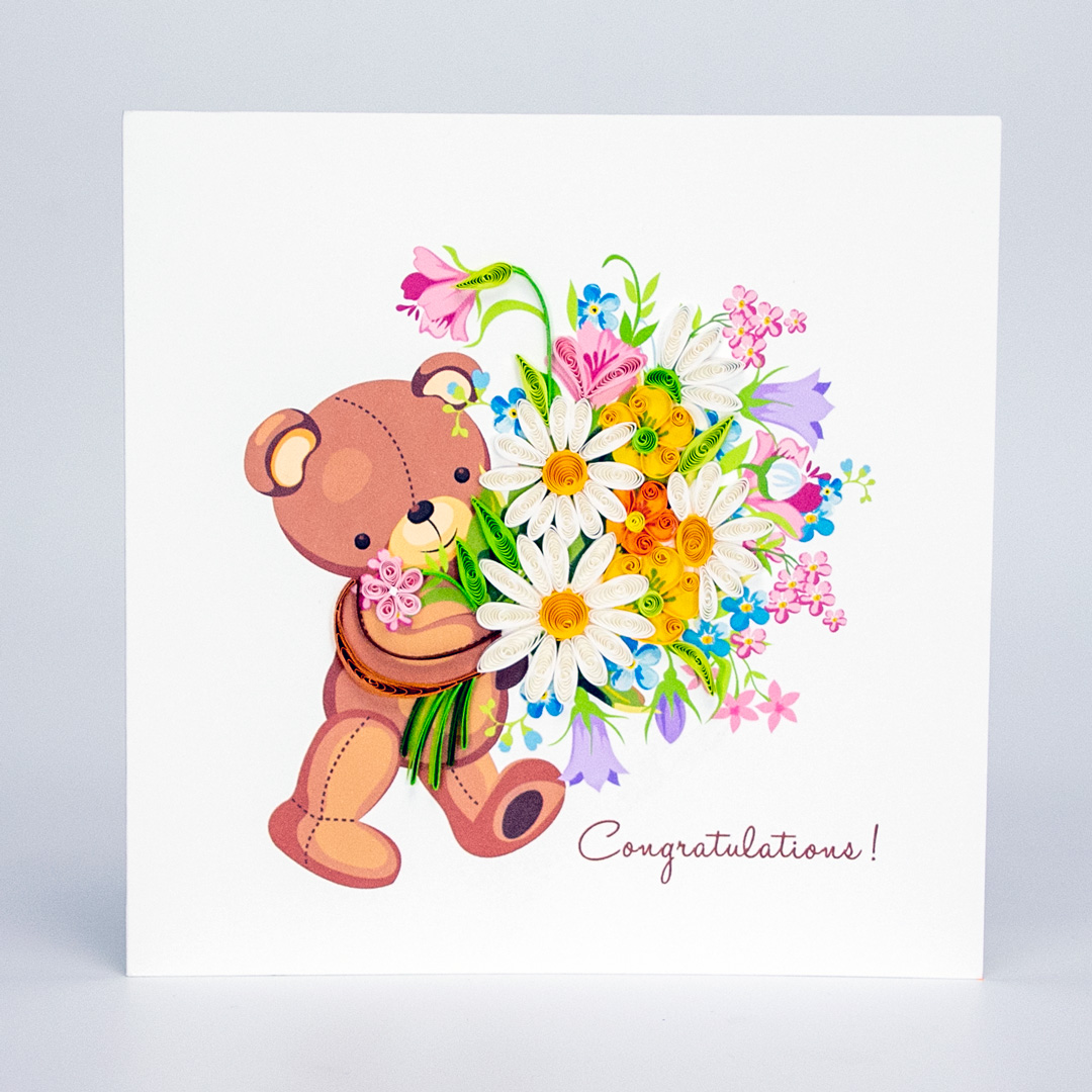 Em Gấu ôm bó hoa chúc mừng - Thiệp giấy xoắn 15 x 15 cm - Thiệp chúc mừng thủ công