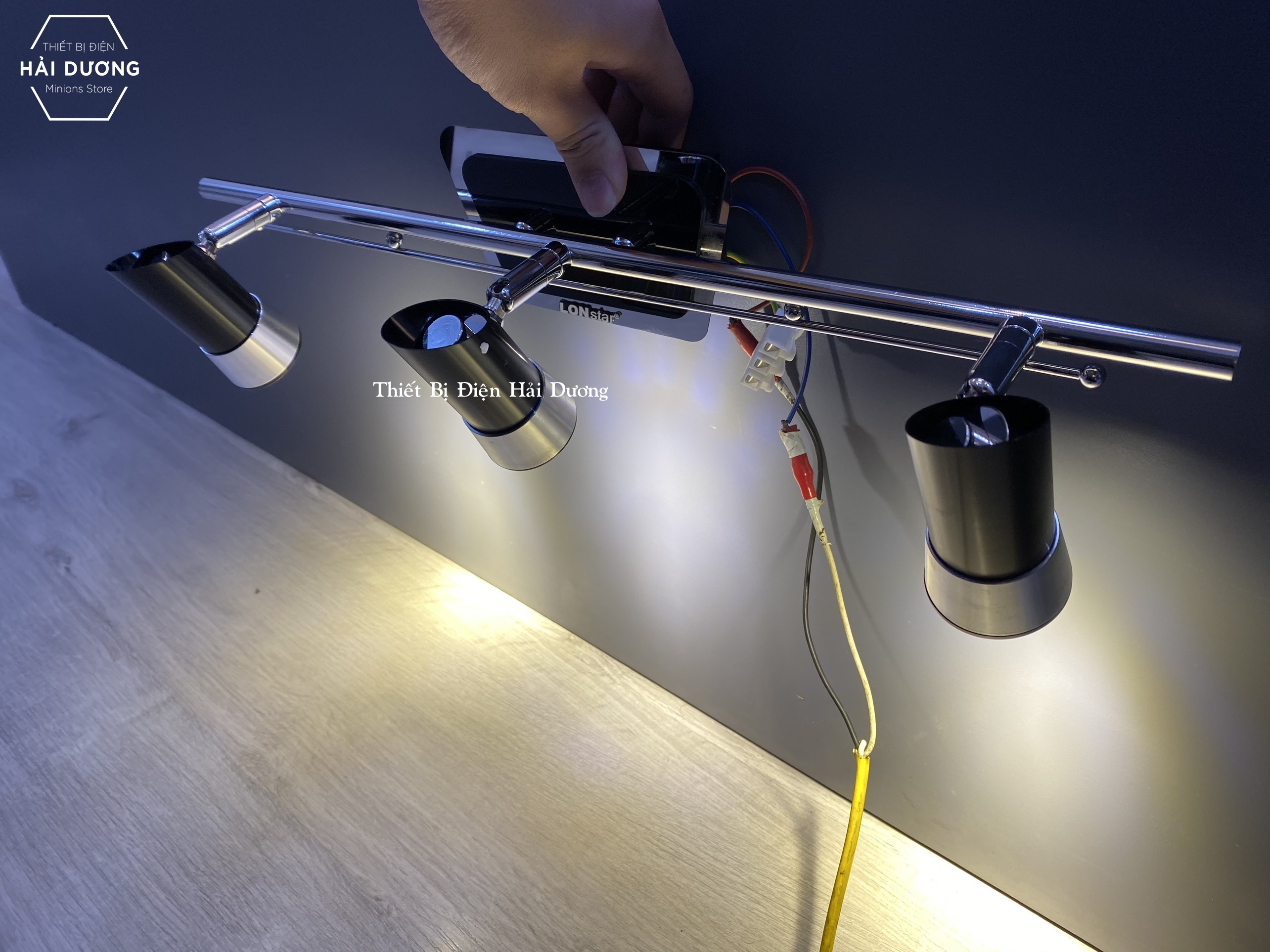 Đèn soi tranh - Đèn rọi gương Led model 8149/3 15w Ánh Sáng vàng - Điều chỉnh được góc chiếu