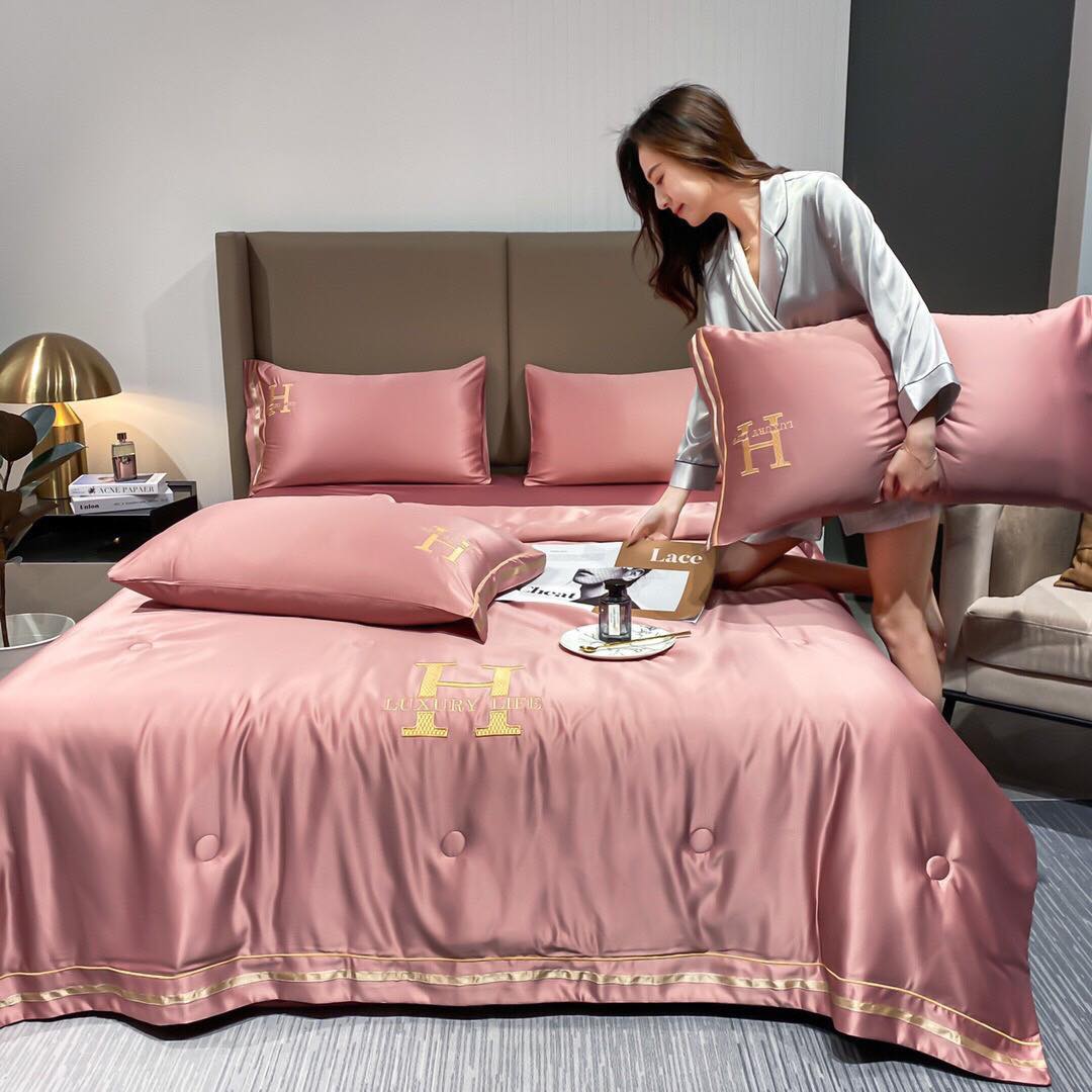 Bộ chăn ga Phi Lụa thêu chữ H, set Chăn hè trần mềm mịn 4 món