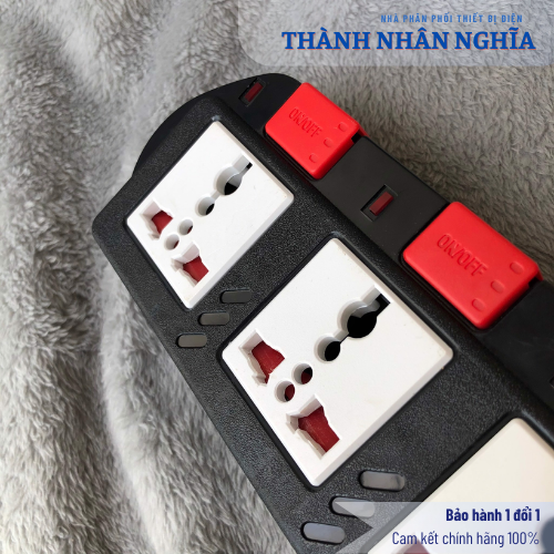 Ổ cắm Điện Quang ĐQ ESK SM740SL (4 lỗ 3 chấu, 4 công tắc)