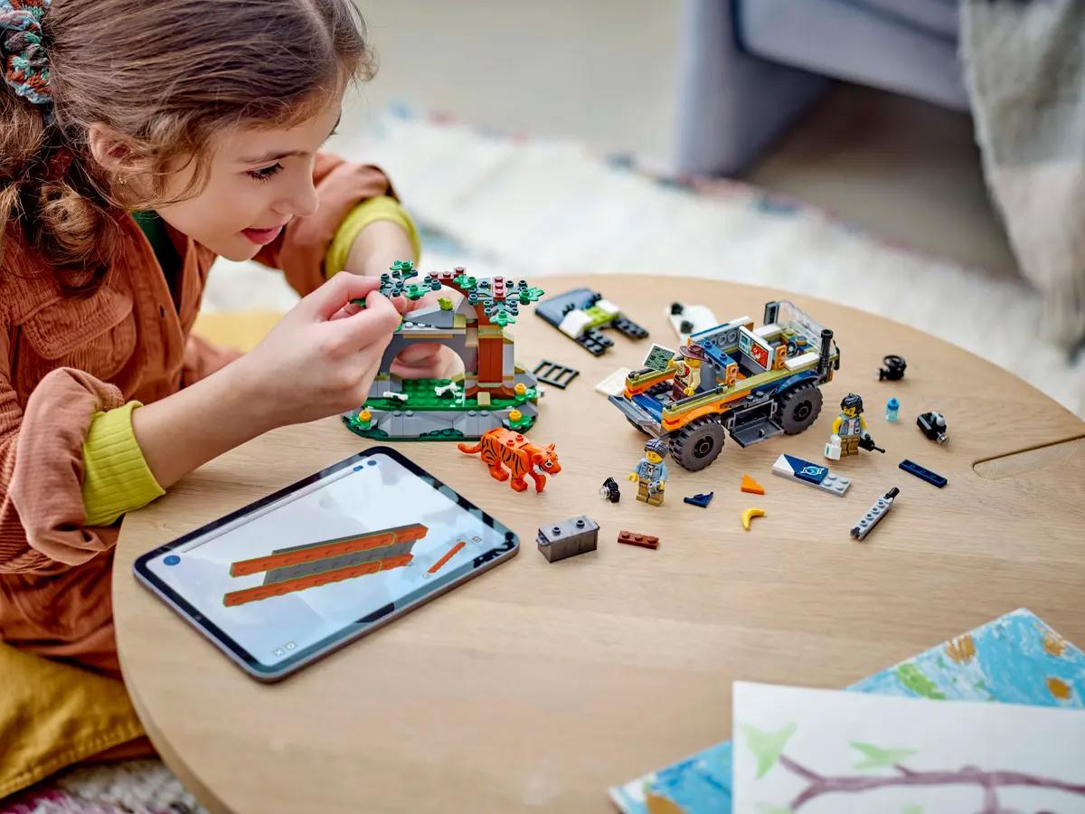 Đồ Chơi Lắp Ráp Xe Địa Hình Cứu Hộ Động Vật - Jungle Explorer Off-Road Truck - Lego City 60426 (314 Mảnh Ghép)