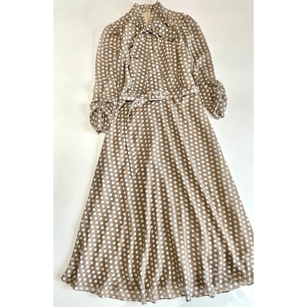 SHEAZ Đầm váy tơ chấm bi nâu trắng nhạt vintage cổ dây nơ tay lỡ midi dài qua đầu gối