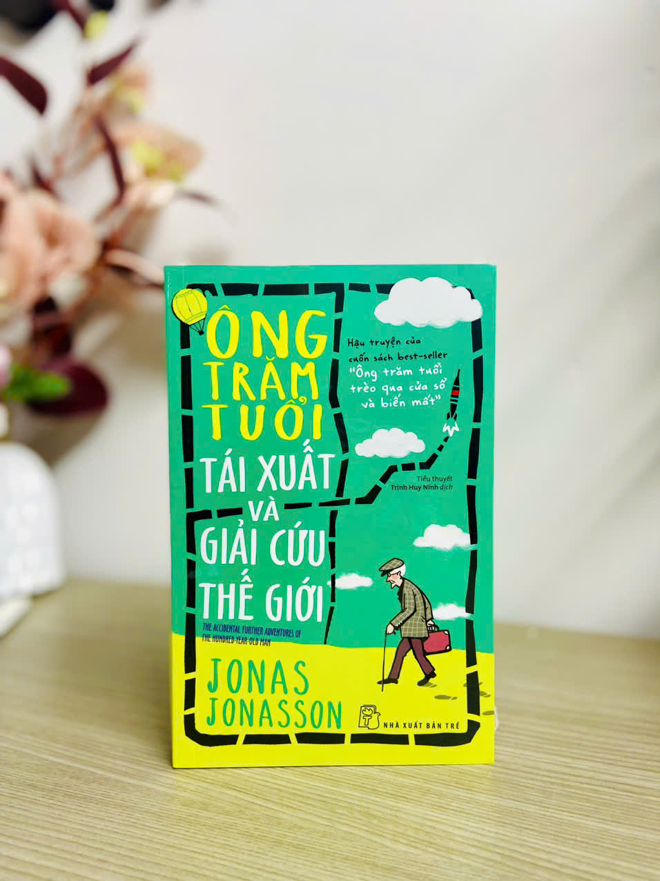 Sách Combo Ông trăm tuổi tái xuất và giải cứu thế giới + Bà tóc tím, nhà tiên tri và gã ngốc chống lại thế giới (Chang Book)