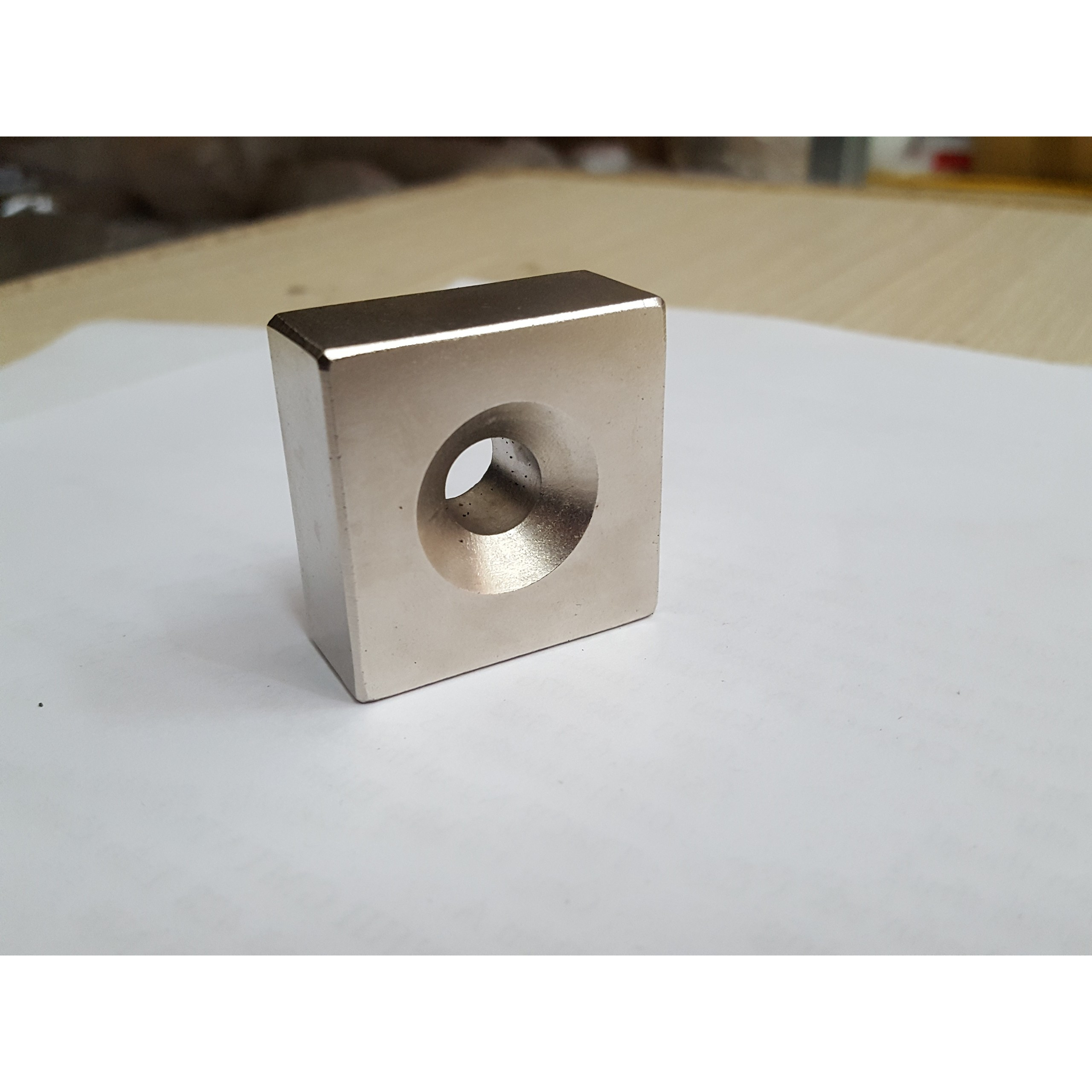 Nam châm 35x35x15mm có lỗ vát, lực hút siêu cường