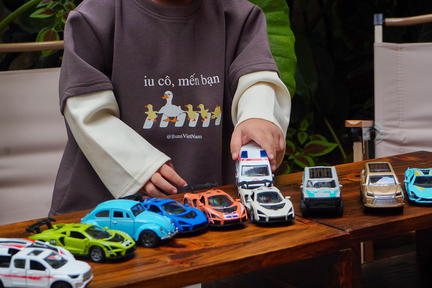 Đồ Chơi Mô Hình Xe Hợp Kim Chạy Đà - Alloy Pull Back Car - Toys&amp;Joys 53251 - Xe Đua L Hai Cửa - Màu Trắng