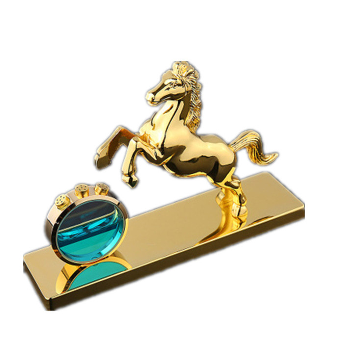 Trang trí nước hoa ngựa mạ vàng trên ô tô 72501: Chất liệu: hợp kim đồng + đáy kim loại khối + vòng tròn pha lê đựng nước hoa (tinh dầu), Kich thước: 10 x 15cm