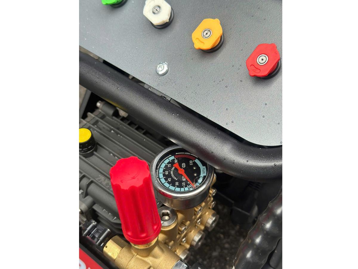 MÁY RỬA XE CÓ CHỈNH ÁP 3.900W 220BAR BT391 BTEC - HÀNG CHÍNH HÃNG