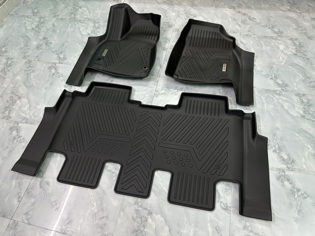 Thảm lót sàn full viền cho xe Toyota Innova 2024 thương hiệu DCSMAT,( 3 hàng ghế) chất liệu TPV cao( ib shop tv bản phù hợp xe ạ)