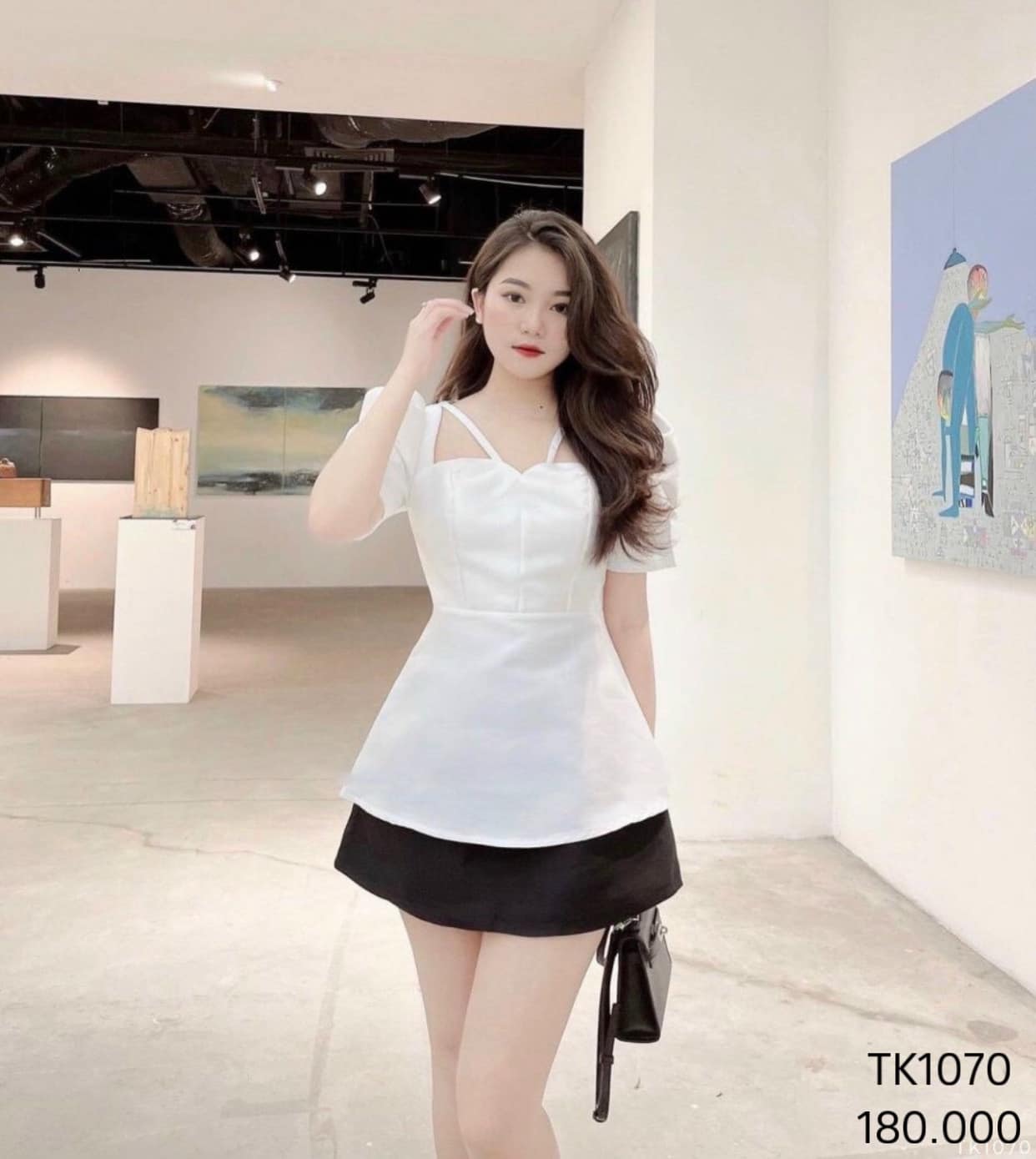 Áo peplum cổ chữ V cách điệu có 2 màu trắng, đen