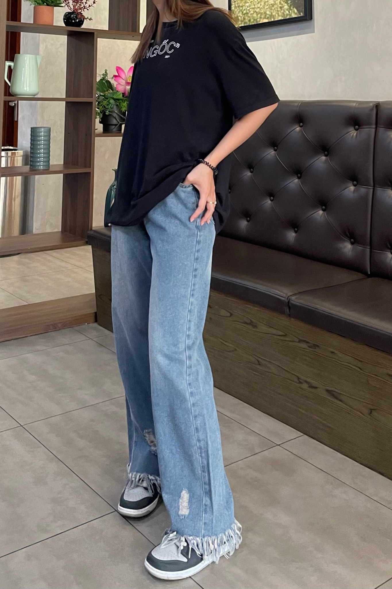 Quần jeans nữ ống rộng gấu tua rua