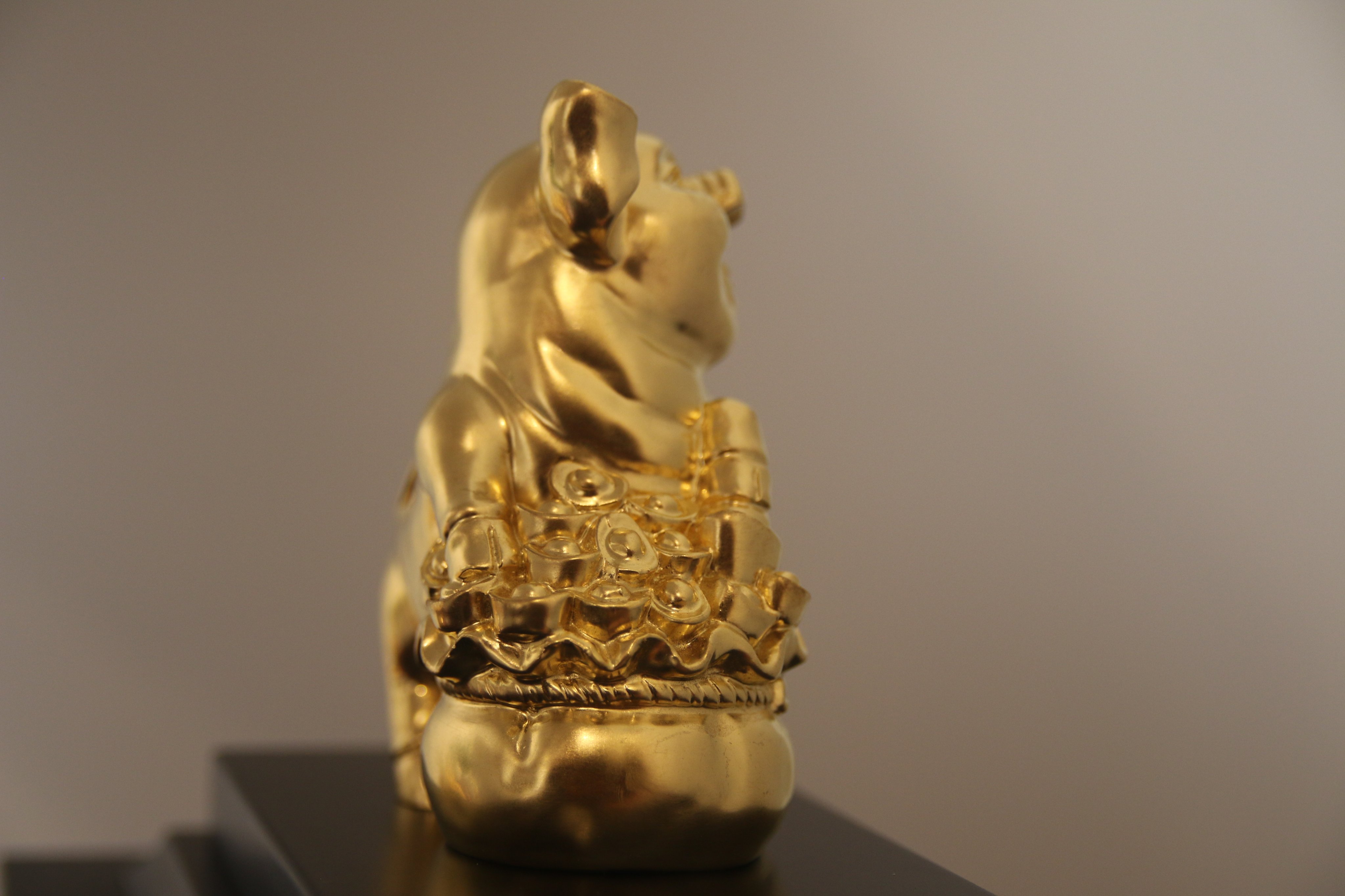 Tượng heo ôm hũ vàng dát vàng 24K