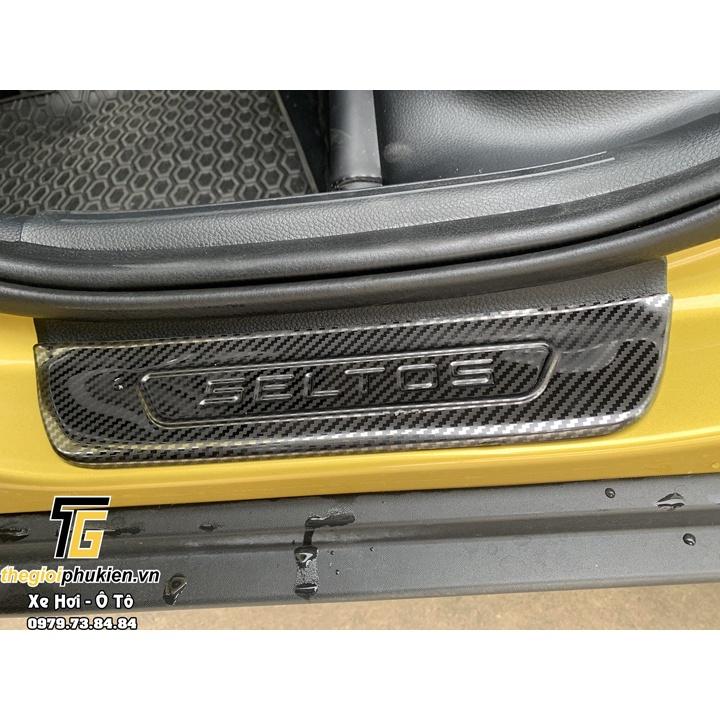 BỘ SẢN PHẨM Nẹp bước chân và ốp chống trầy cốp Kia Seltos - Mẫu vân Carbon