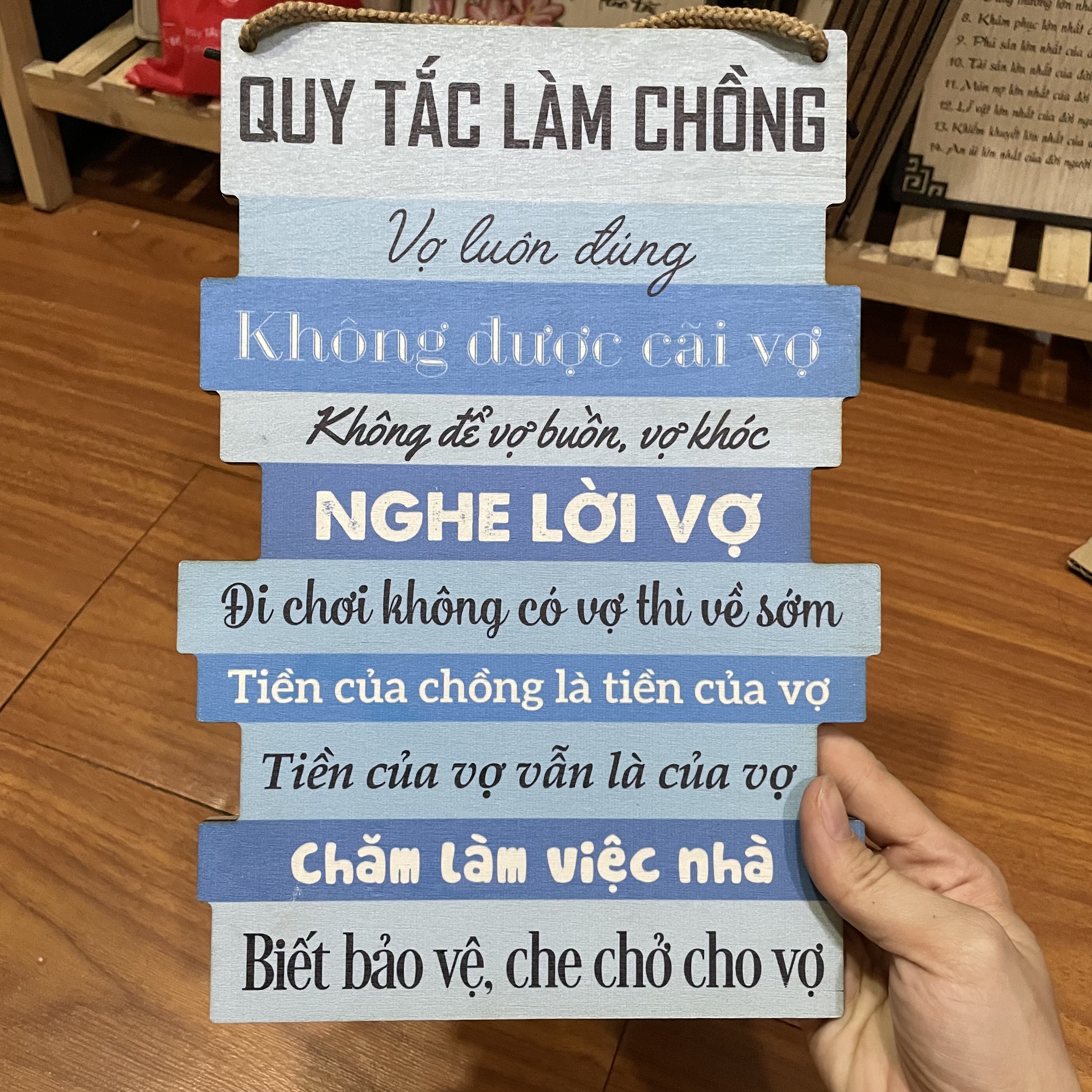 Tranh gỗ chủ đề gia đình ba mẹ và 2 con trai gái nhiều mẫu tặng kèm móc dán