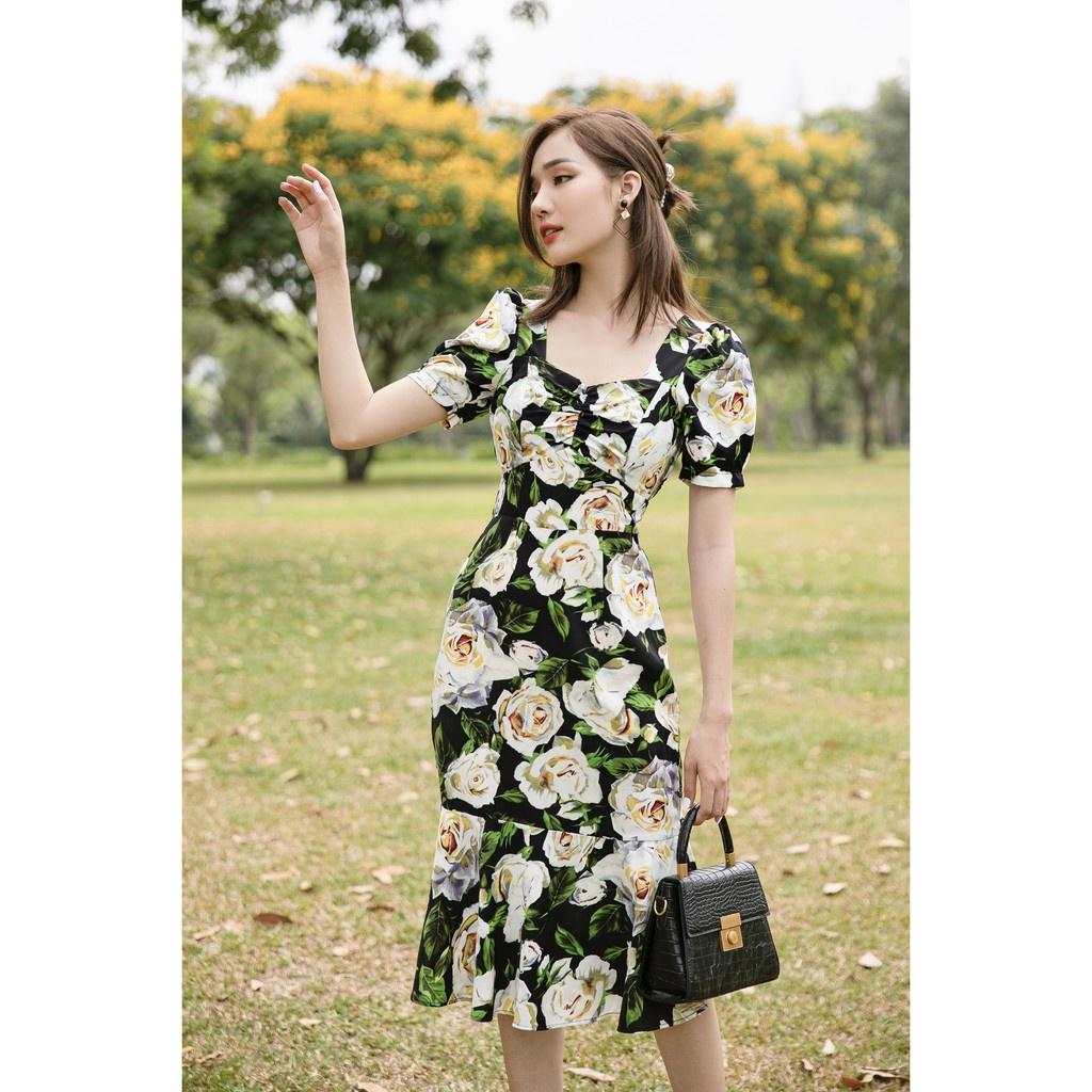 Váy cổ vuông nhún ngực chân xòe xẻ trước