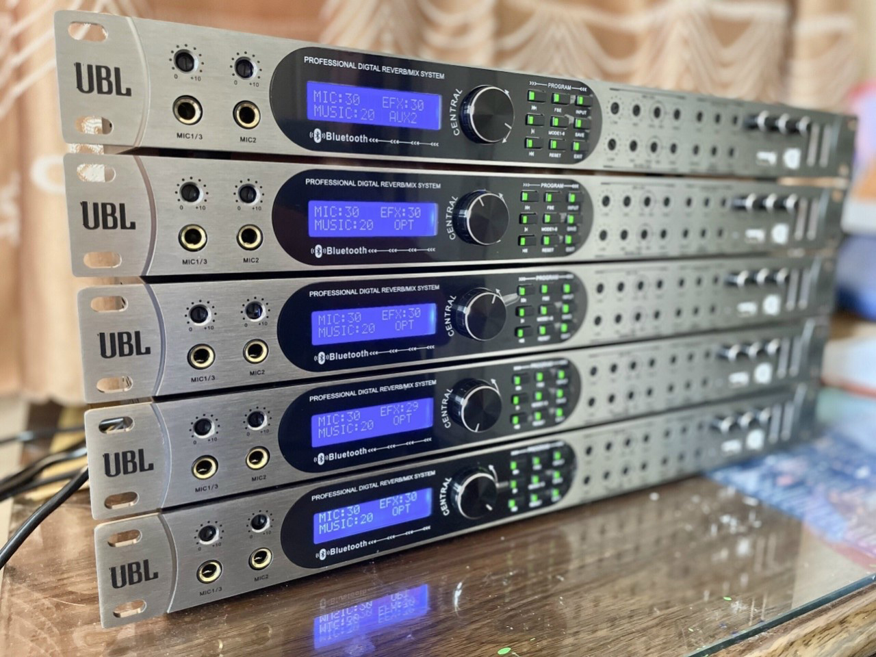 Vang số UBL UR30 - Vang số chỉnh cơ JBL chuyên nghiệp cho dàn âm thanh - Chống hú tối ưu, Effect mượt mà, cổng sub riêng biệt - Đầy đủ kết nối Bluetooth, AV, USB, Coaxial, cổng quang (optical) - Màn hình hiển thị thông số - Hàng nhập khẩu