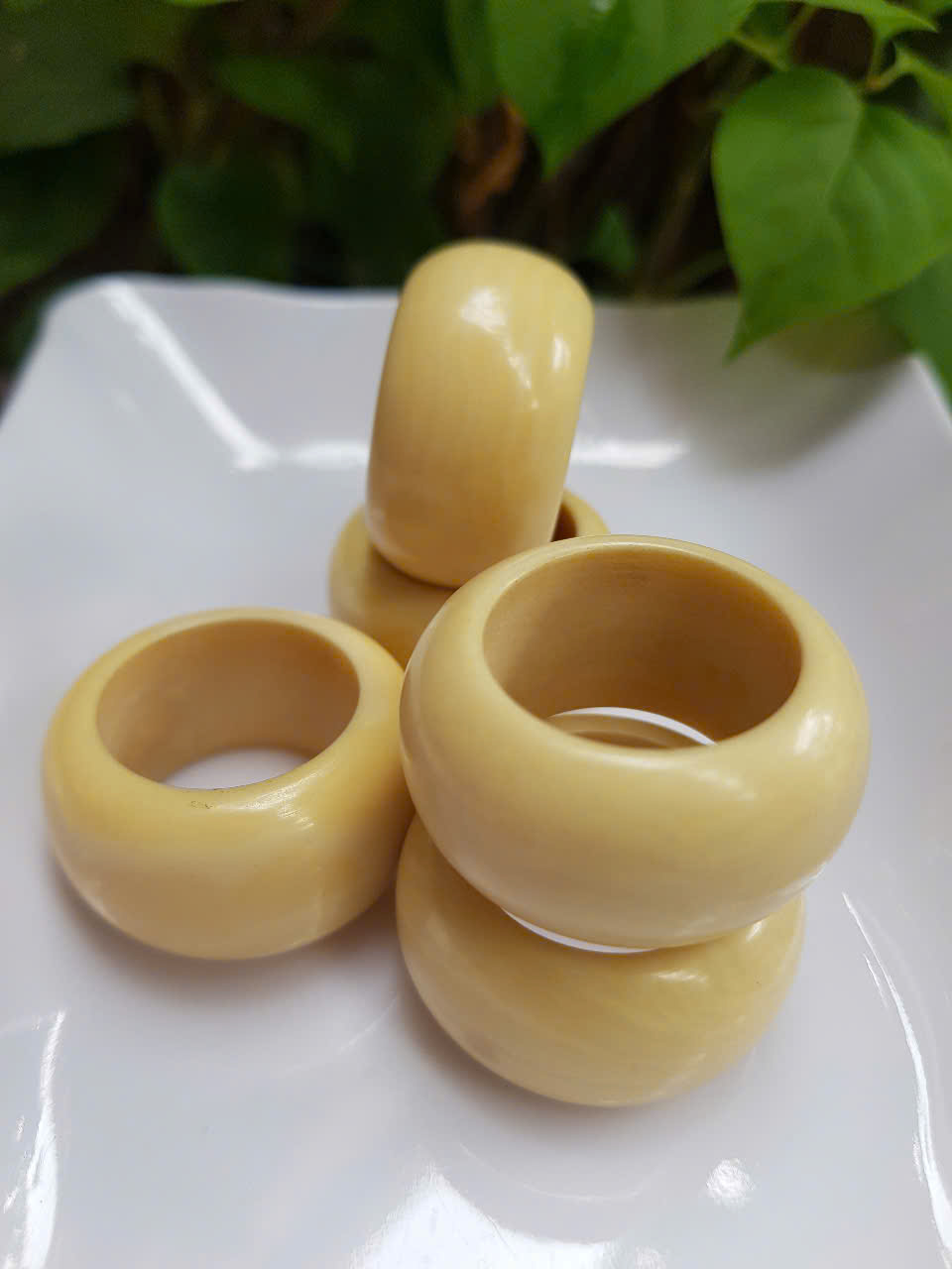 Nhẫn Nam Giả Ngà hay Xương Mỹ Nghệ màu trắng Ni 20mm Cao 16mm Dầy 5mm Dành Cho Các Anh Nam đeo nhẫn ngón tay cái hay bất kỳ ngón tay nào ni lọt vừa tay là 20mm rẻ vẫn đẹp như thường ạ