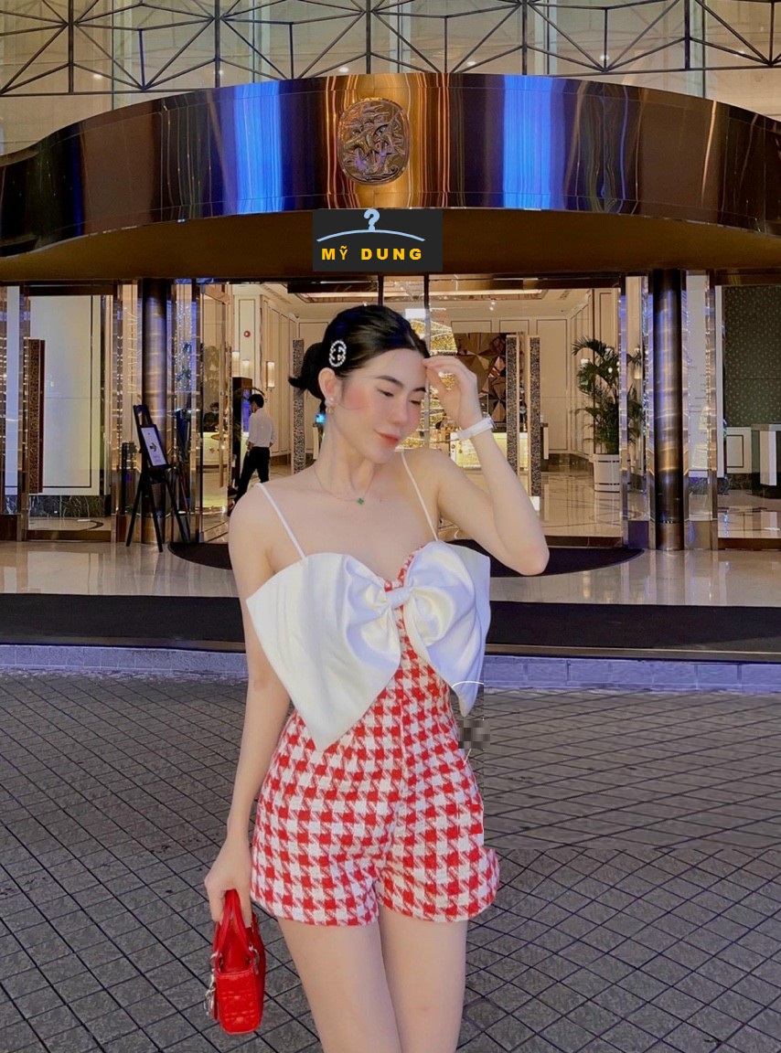GỌI EM LÀ HOT GRIL KHÔNG SAI- VỚI EM JUM SỌC 2S ĐÍNH NƠ NGỰC- CỰC KỲ HÁCH DÁNG NHÉ CÁC NÀNG, CHÂN DÀI MIÊN MAN LUON Í- HÀNG THIẾT KẾ LOẠI 1, CHUẨN FORM