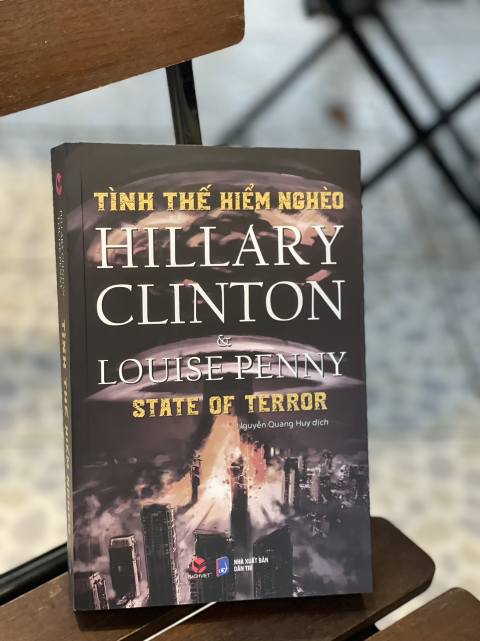 TÌNH THẾ HIỂM NGHÈO – Hillary Rodham Clinton và  Louise Penny – Nguyễn Quang Huy dịch – Bách Việt Books – NXB Dân Trí (bìa mềm)