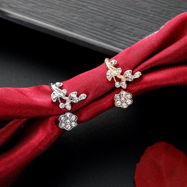 Nhẫn hình hoa đính đá kiểu dáng thanh lịch