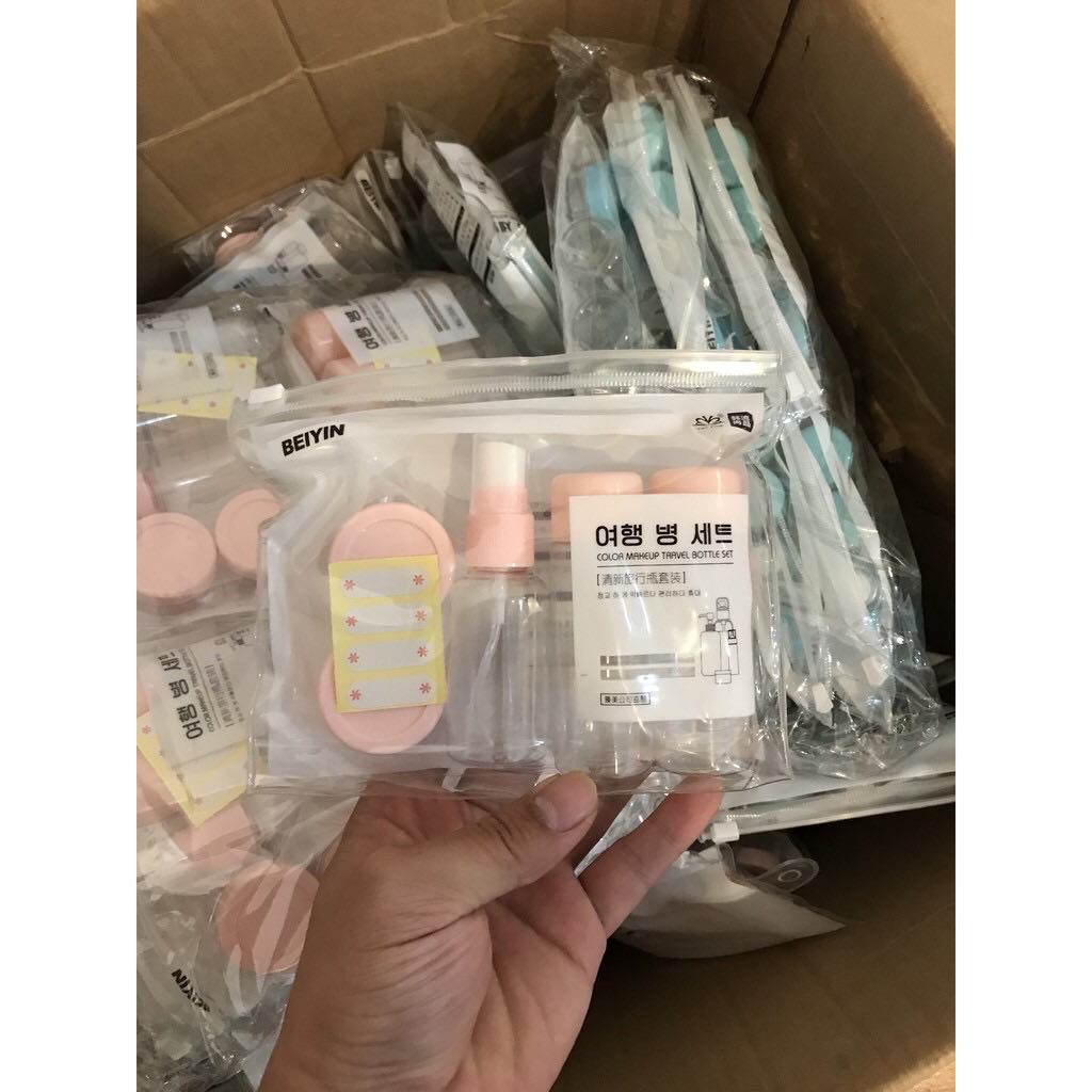 Combo chiết mỹ phẩm 5 -7 món với nhiều kích thước khác nhau ,kèm bộ nhãn dán ghi chú trên chai lọ  ,có túi zip tiện dụng khi đi dã ngoại , công tác