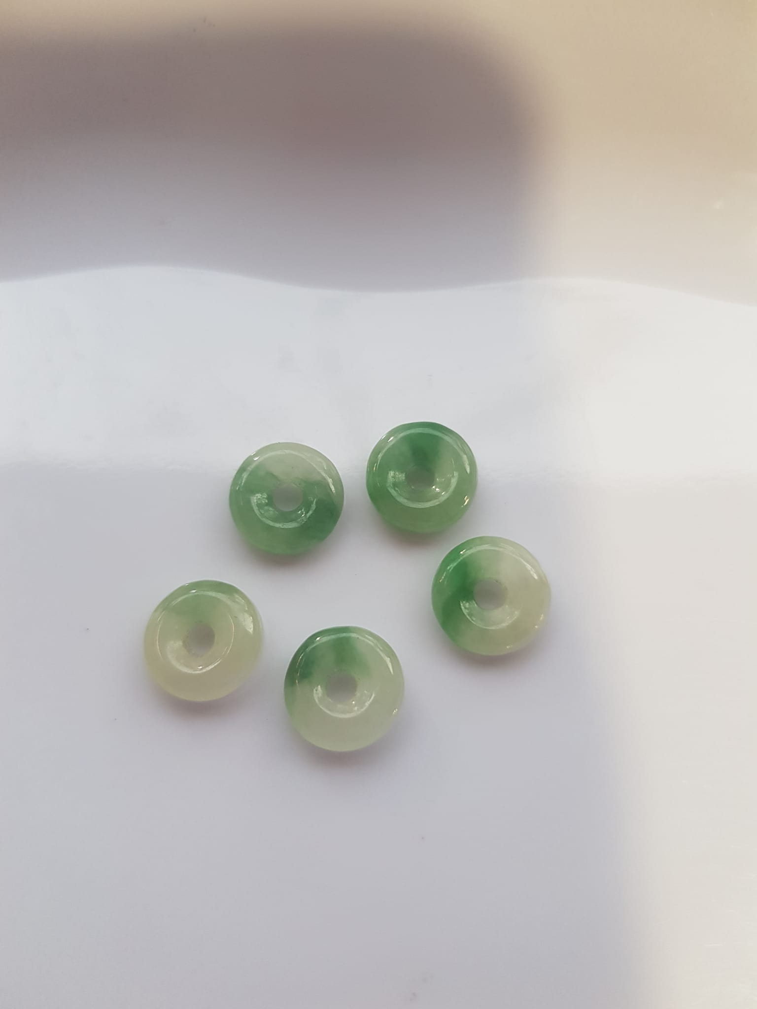 Bộ Trang sức Charm Vòng Tay gồm 5 đồng tiền may mắn tài lộc  Chất liệu đá cẩm thạch xanh Ngọc trắng tự nhiên bóng đẹp  Size hạt đk 9mm x đk cao 3mm x lỗ giữa đồng tiền 2mm nữ phối vòng tay và làm mặt dây chuyền đeo đẹp ạ