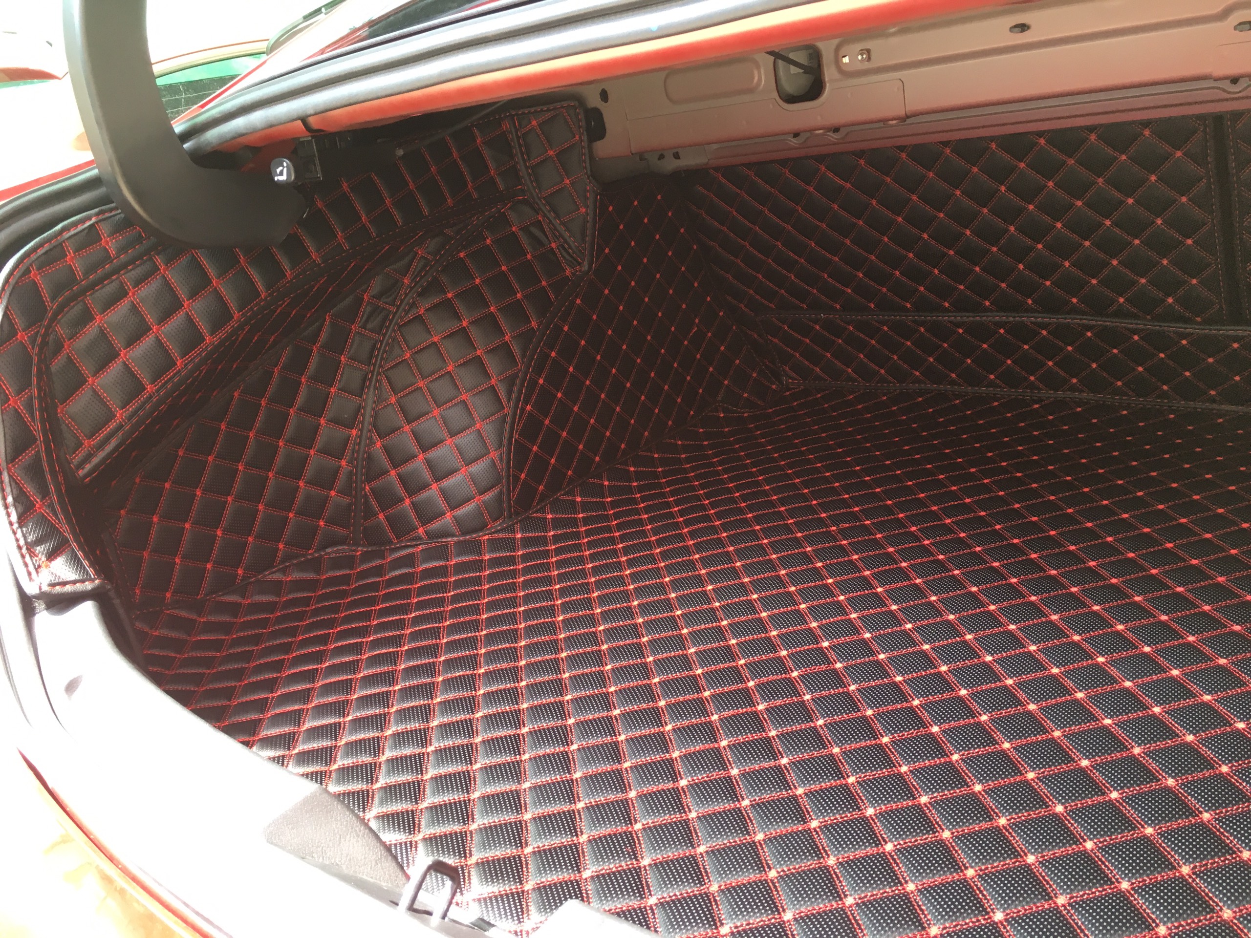 Thảm sàn ô tô 6D dành cho xe Mazda 3 2020 da Carbon màu C2.2 + R2 full cốp hình ảnh thật chụp bằng điện thoại không chỉnh sửa có video hướng dẫn lắp đặt tại nhà