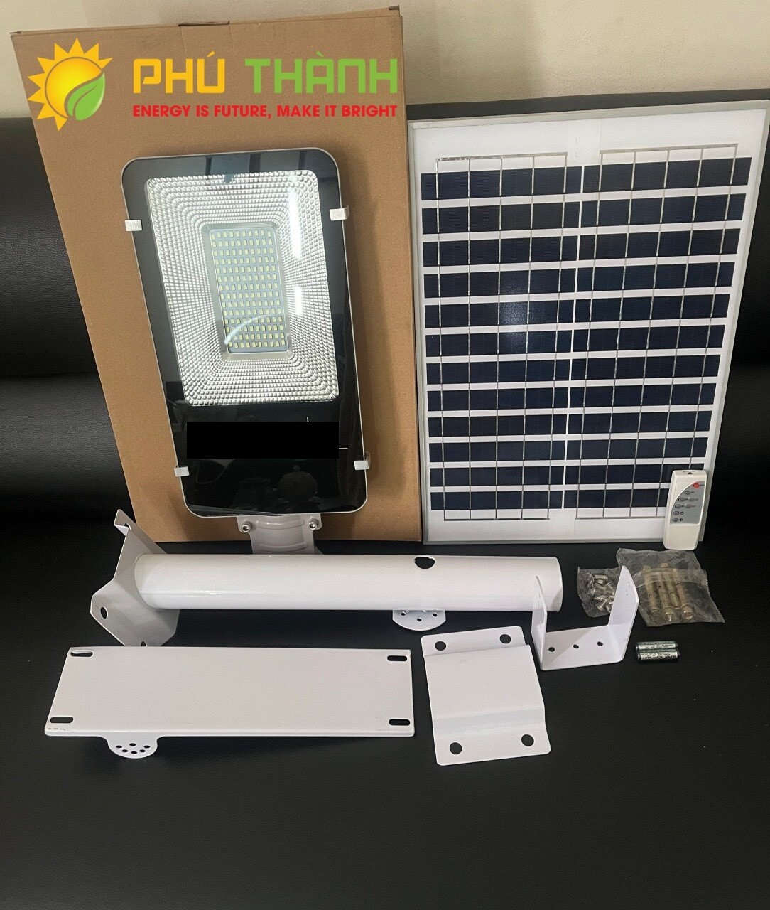 Đèn năng lượng mặt trời bàn chải 70W JD 6670 , có cần đèn, điều khiển từ xa