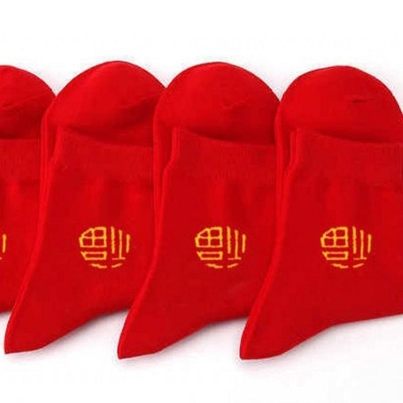 1 đôi tất cổ trung in chữ may mắn màu đỏ thời trang