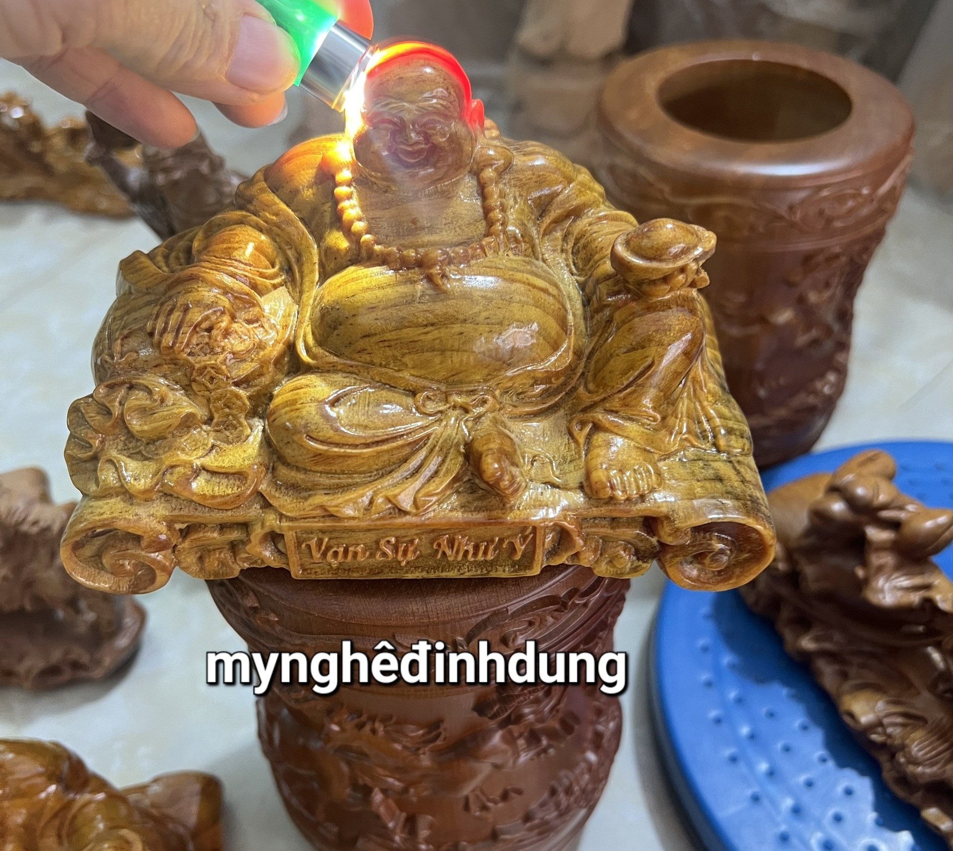 Tượng phật di lặc mini để ô tô bằng gỗ huyết long đẹp long lanh kt 15x9x8cm