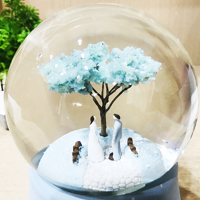 hộp nhạc quả cầu tuyết chuyện tình hoa anh đào 