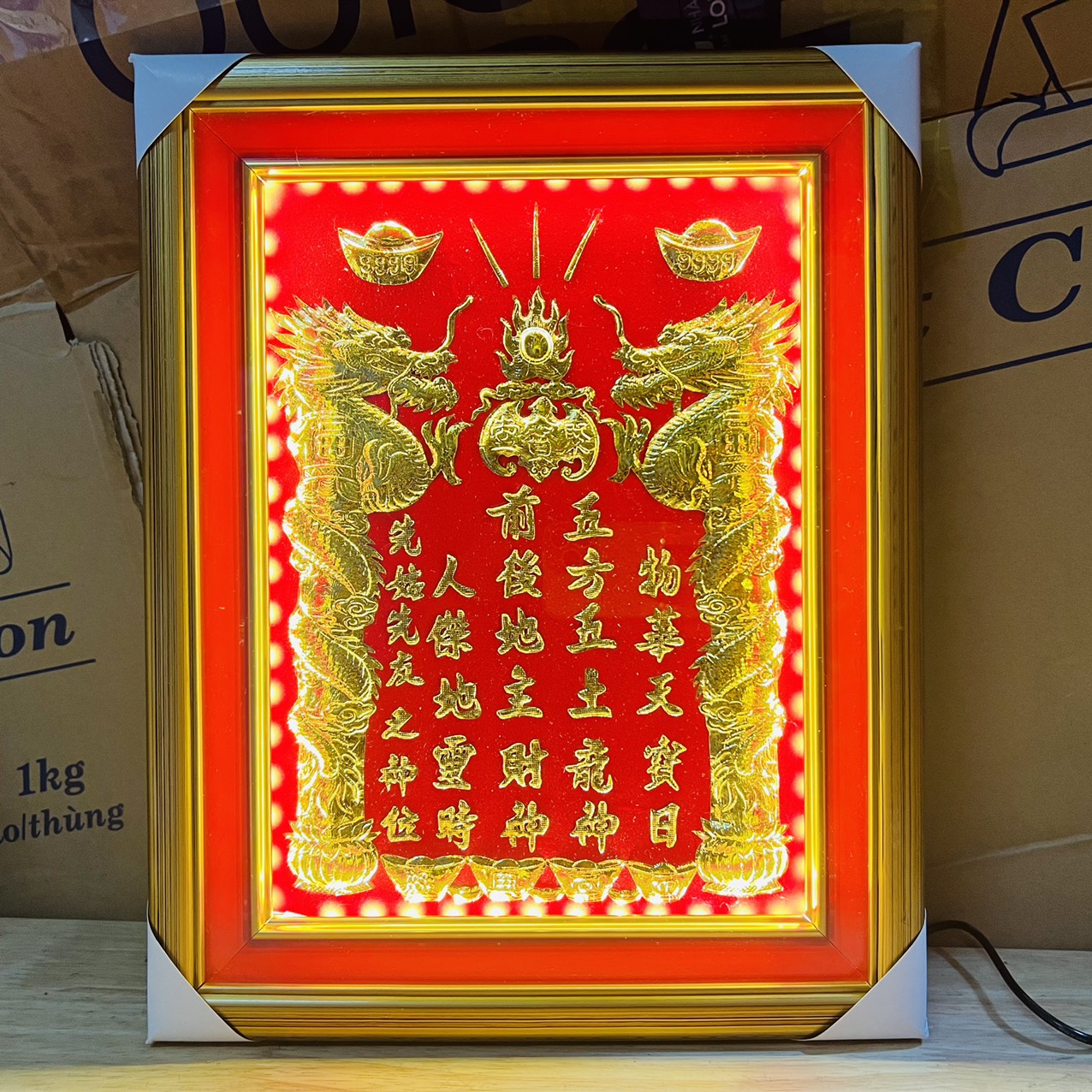 Bài vị Thần Tài Thổ Địa dát vàng 24 K 30cmx38cm khung gỗ màu vàng, có đèn