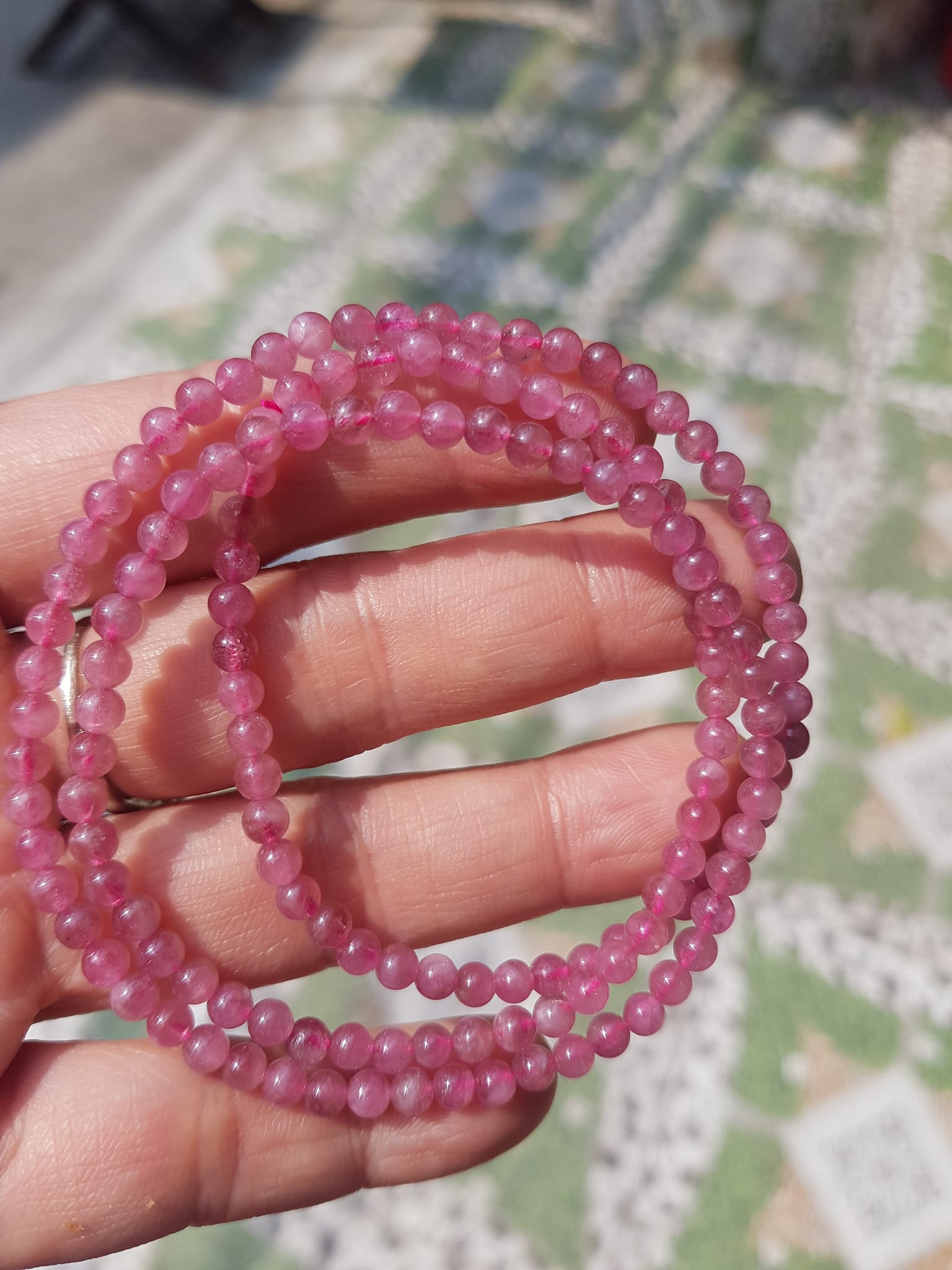 Vòng Tay Phong Thủy Đá Tourmaline hồng hồng xinh đẹp nhẹ nhàng quyến rũ Size vòng 4mm đeo kiểu quấn tay 3 vòng rất xinh xắn Chuẩn hợp nữ mệnh Hỏa và mệnh Thổ ạ