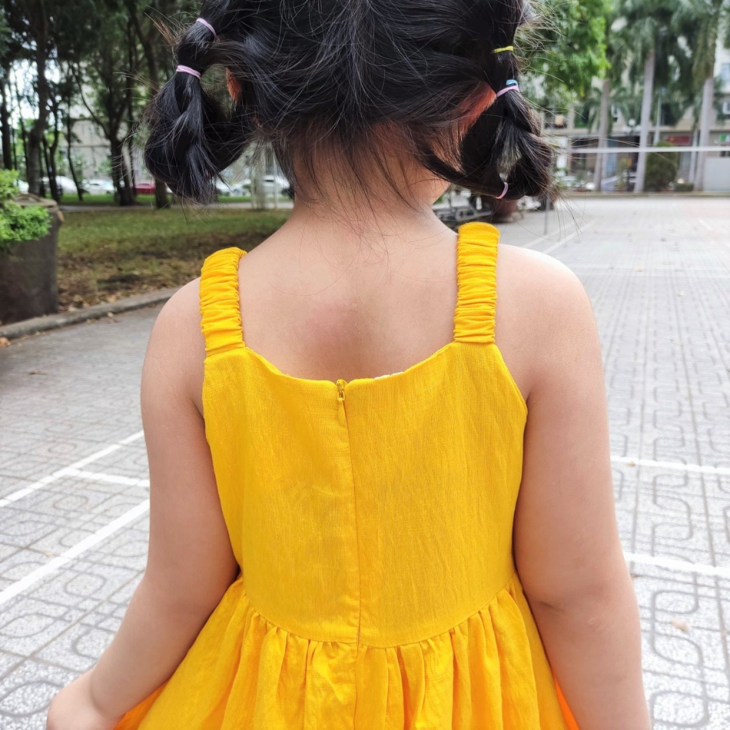 G00000512 Đầm 2 dây bản to bé gái, màu vàng rực rỡ, chất vải đũi sước mềm mát