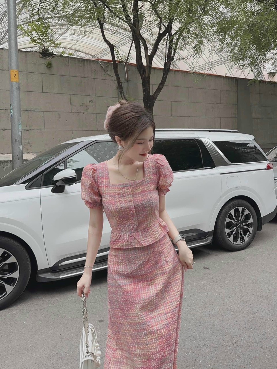 SÉT ÁO NÚT BỌC MOCKING THÂN SAU CỘT NƠ KÈM CHÂN VÁY DÀI MÀU Y HÌNH