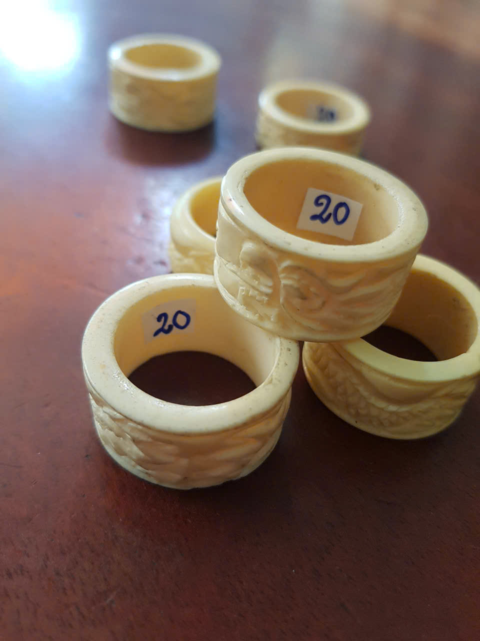 Nhẫn Càn Long Chạm Rồng Nam Giả Ngà hay Xương Mỹ Nghệ màu trắng Ni 20mm Cao 14mm Dầy 3mm Dành Cho Các Anh Nam đeo nhẫn ngón tay cái hay bất kỳ ngón tay nào ni lọt vừa tay là 20mm rẻ vẫn đẹp như thường ạ