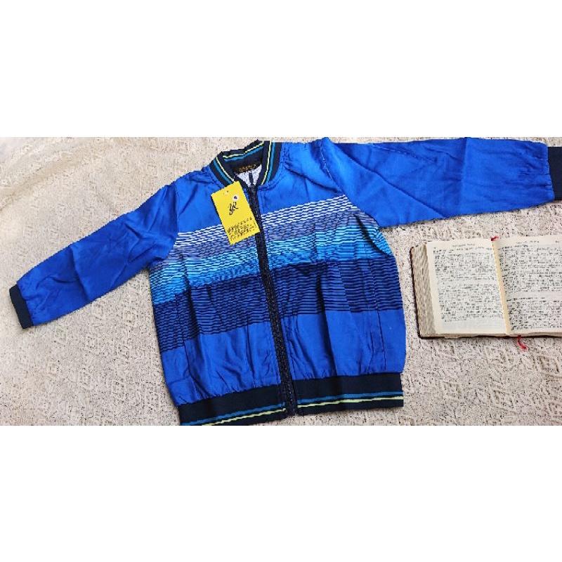 Áo khoác unisex màu xanh dương họa tiết cá mập.