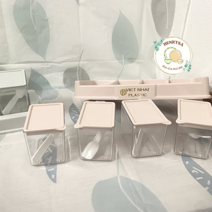 Bộ 4 lọ gia vị có thìa muỗng nhựa Việt Nhật - Hũ đựng gia vị có nắp đậy, có khay đế (Màu ngẫu nhiên)