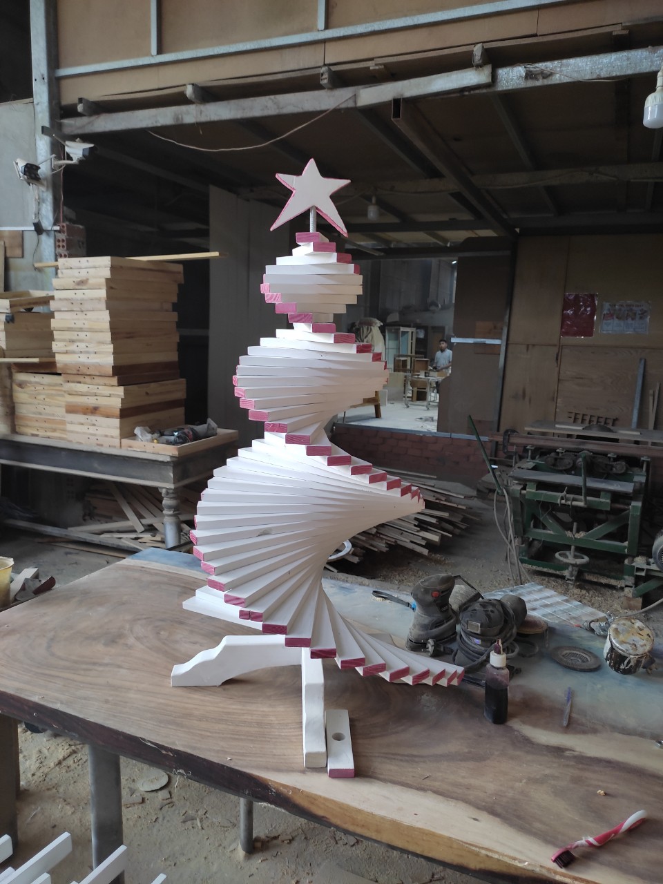 Cây thông noel cao 1m rộng 60, gỗ tự nhiên sơn pu