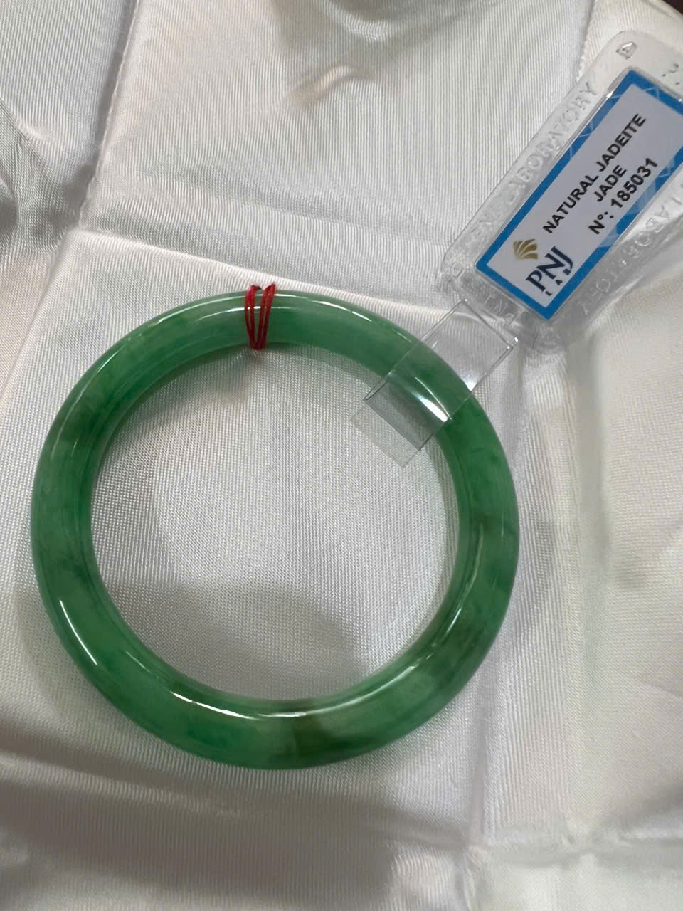 Vòng Cẩm Thạch Tự Nhiên Mới Sịn Đậu Lý Ni 50mm x chột 7,2mmm Vòng Kiểm Định P No 185031 Màu Xanh lý đều điểm vân trắng xanh đậm nhẹ bóng đều đẹp nữ 50kg - 54kg đeo sang tay món quà tặng chính mình tặng mẹ vợ ý nghĩa ạ