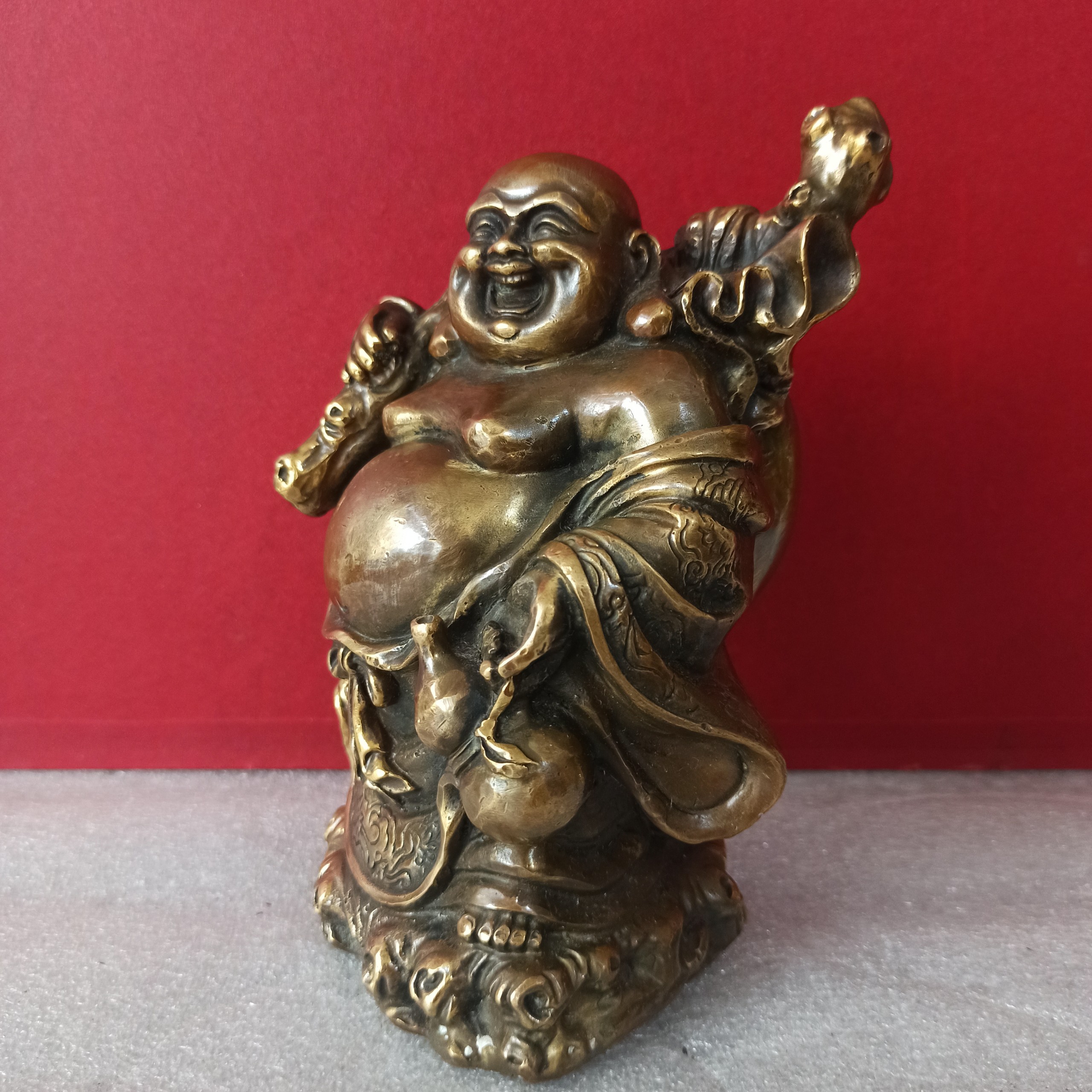 Hãy nhìn vào bức hình đầy tình nghĩa của Tượng Phật Di Lặc như một nguồn cảm hứng để đón nhận may mắn và hạnh phúc trong cuộc sống. Để được tiếp tục đắm chìm trong sự thanh thản và yên bình mà tượng vẫn truyền tải.