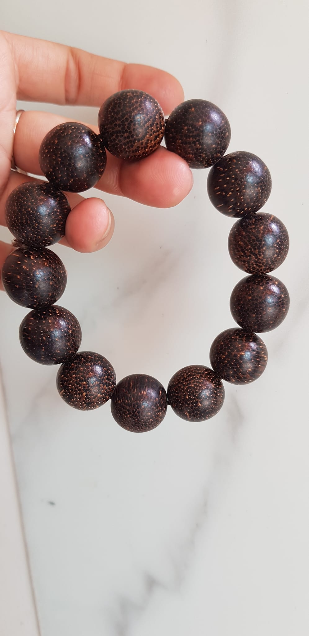 VÒNG tay Nam gỗ trầm hương Size vòng hạt 18mm Nam đeo đẹp có mùi thơm nhẹ nhàng rẻ đẹp ạ