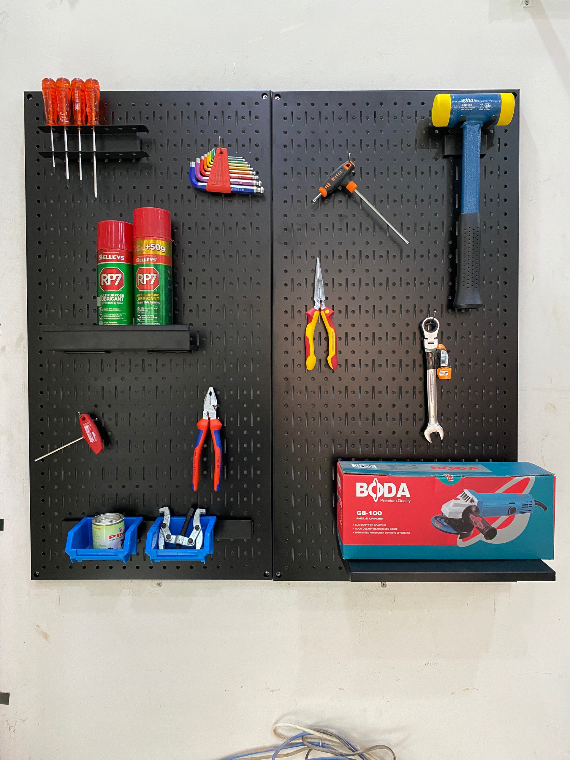 Tấm lưới đôi pegboard treo dọc màu đen kèm phụ kiện treo